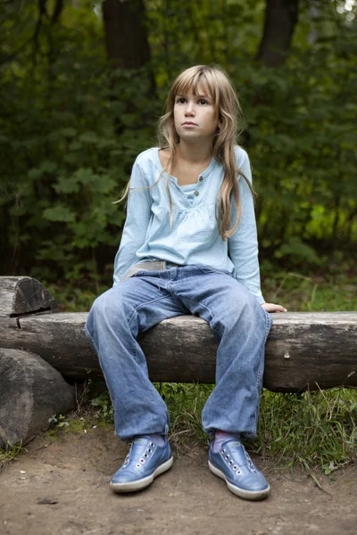 公園のベンチに座っている女の子は — ストック写真