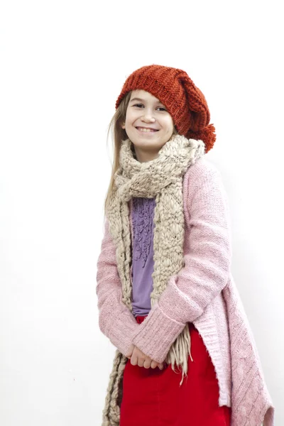 Sonriente niña de diez años de edad con tejer sombrero de jengibre — Foto de Stock