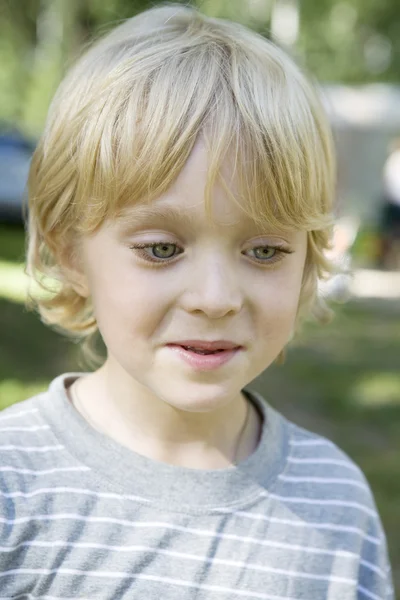 Portret van glimlachen blonde jongen — Stockfoto