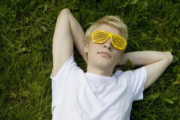 Hombre con gafas de sol extrañas — Foto de Stock