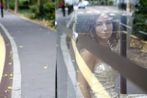 Mulher na paragem de autocarro — Fotografia de Stock