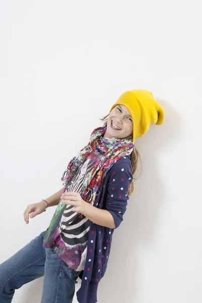 Sonriente joven estudiante con sombrero amarillo — Foto de Stock