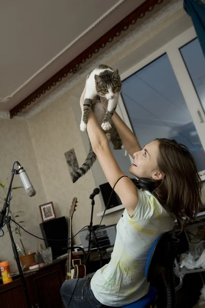 Atractiva mujer con un gato — Foto de Stock