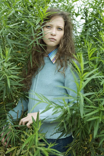 Junge Frau im Wald. — Stockfoto