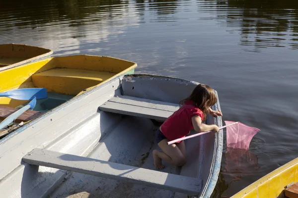 Boy  fishing nearby river — Stock Photo, Image