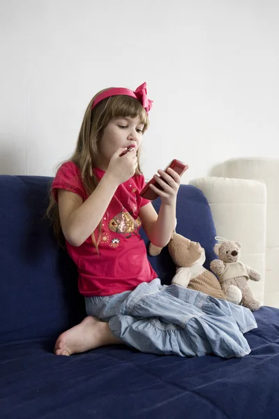 Menina com pó fazendo maquiagem — Fotografia de Stock