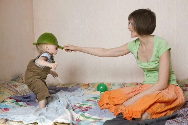 Çilek sarı saçları ve annesi birlikte oynayan bir yaşında çocuk — Stok fotoğraf