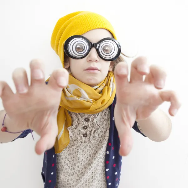 Hloupá holčička deset let v klobouku žluté pletení — Stock fotografie