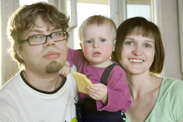 Mère, père et bébé riant — Photo