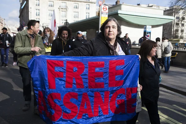 Londra'da Protestocular Mart Dünya çapında hükümet yolsuzlukla