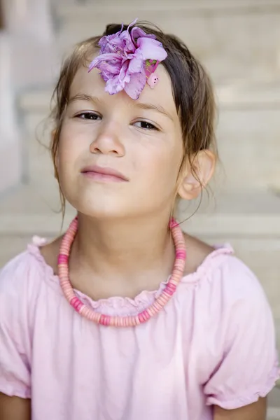 Klein schattig meisje met bloem — Stockfoto