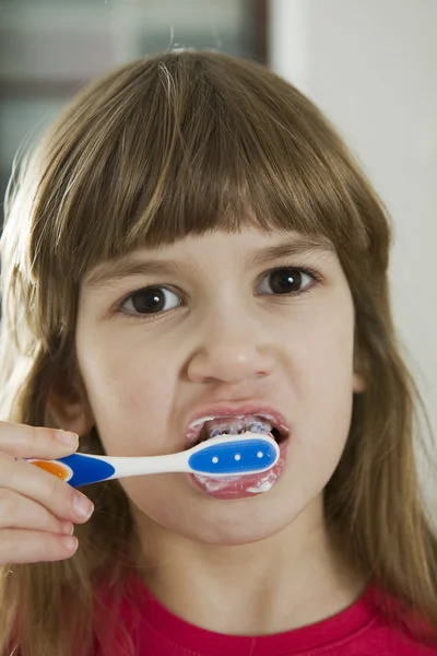 Menina limpeza dentes — Fotografia de Stock
