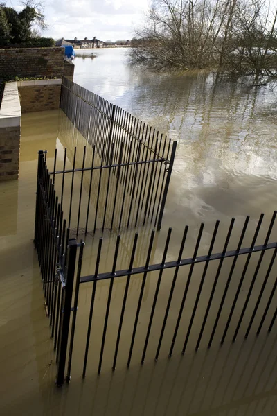 Voda stoupá vysoko v důsledku bouřlivého počasí v únoru, — Stock fotografie