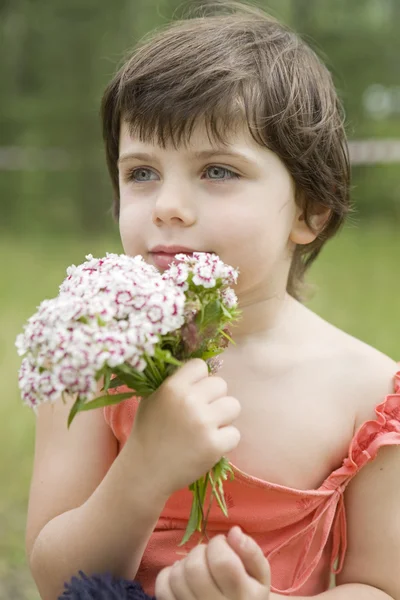 Portret van jonge schattig meisje met bloem. — Stockfoto