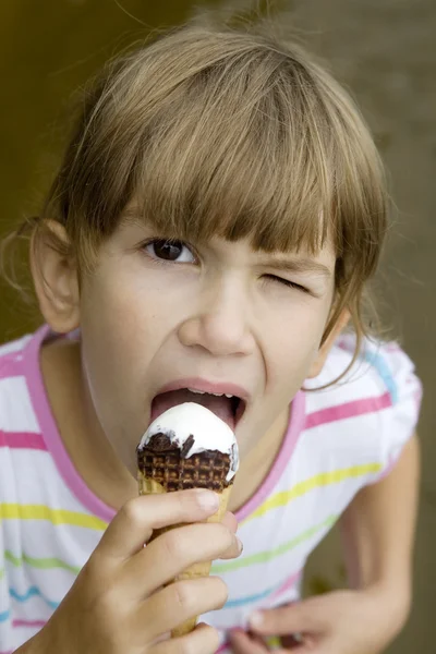 Klein meisje eten ijs — Stockfoto