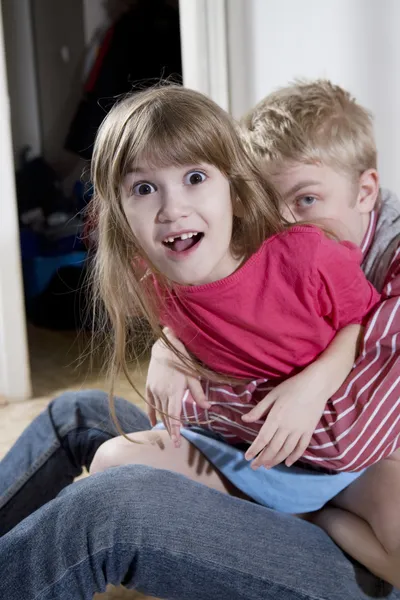 Sister plays with brother — Stock Photo, Image