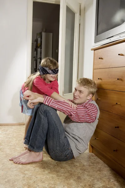 Hermana juega con hermano — Foto de Stock