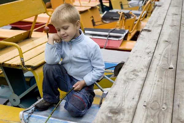 Freundschaft. Kinder spielen im gelben Boot. Sommerzeit — Stockfoto