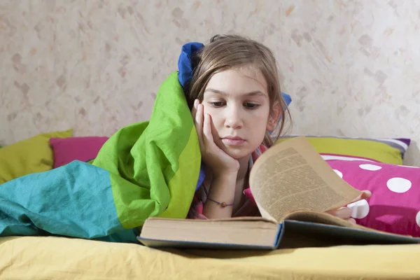 Meisjeslezen in bed — Stockfoto