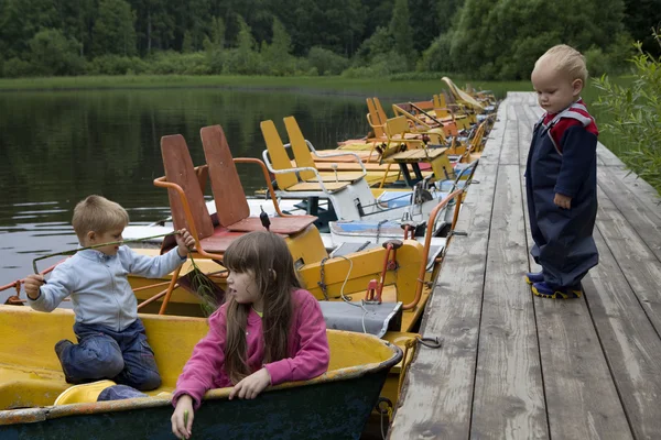 Děti si hrají v lodi. — Stock fotografie