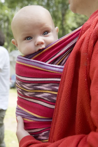 Menina bonito seis meses de idade sentado em funda — Fotografia de Stock