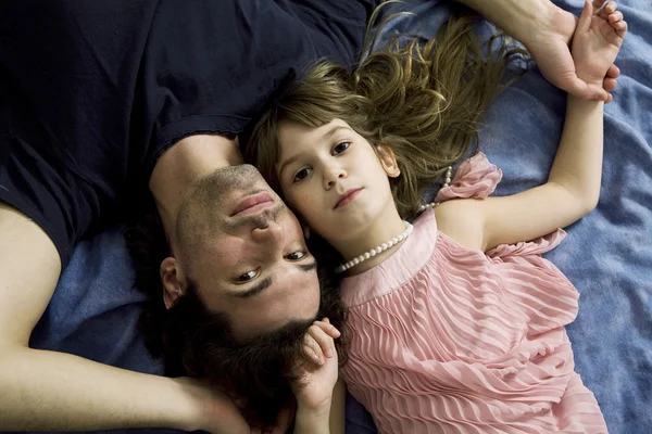 Padre e hija están mintiendo — Foto de Stock