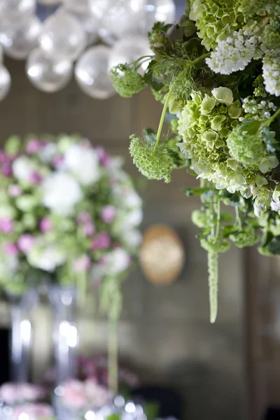 Bukett med vita blommor i vas av glas — Stockfoto