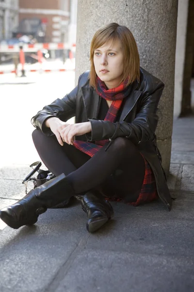 Mujer joven sentada en el pavimento de Londres — Foto de Stock