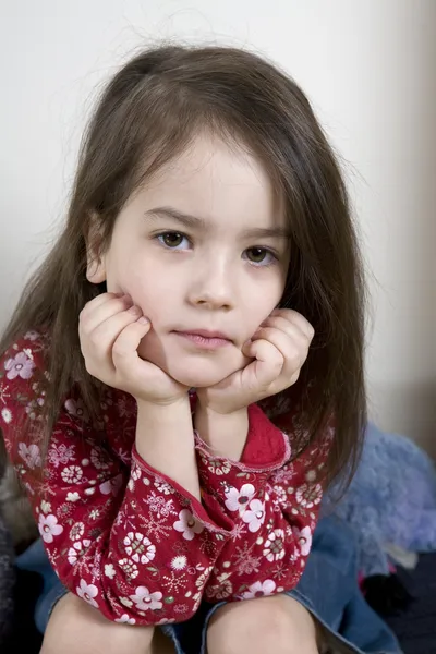 Serio carino bambina cinque anni — Foto Stock