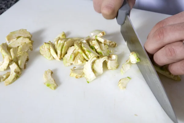 Um chef trabalhando em uma cozinha — Fotografia de Stock