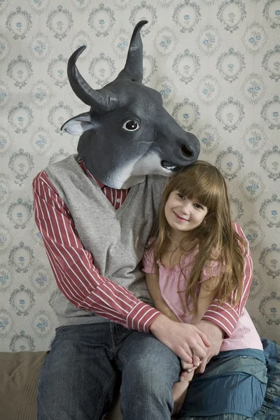 Menina brincando com seu irmão mais velho . — Fotografia de Stock