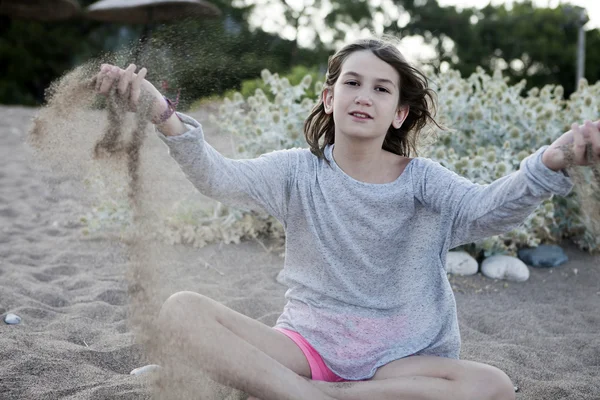 Tonåring leker med sand — Stockfoto