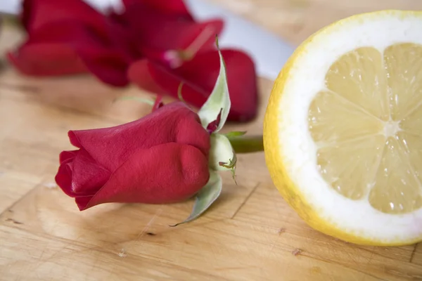 Rosa y limón. Decoración para la carne — Foto de Stock