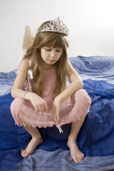 Pequena menina chateada jogando no conto de fadas — Fotografia de Stock