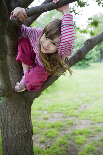 Mała dziewczynka uśmiechający się ładny siedem lat — Zdjęcie stockowe