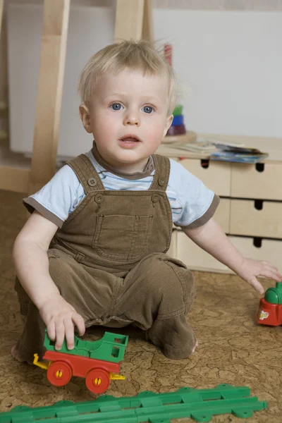 Litle schattige blonde jongen — Stockfoto