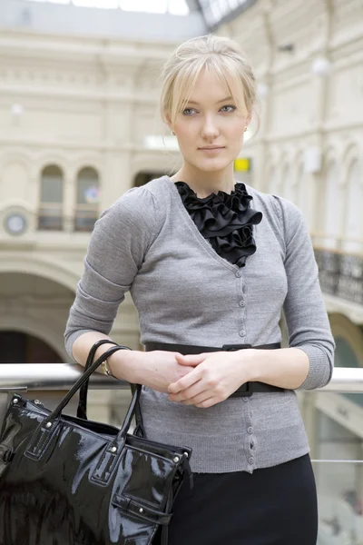 Mujer en el centro comercial — Foto de Stock