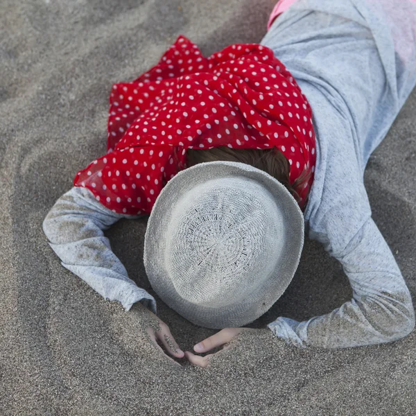 Girl lies on the sand — Stock Photo, Image