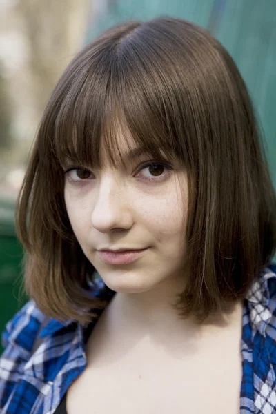 Portret poważne teen dziewczyna na ulicy — Zdjęcie stockowe