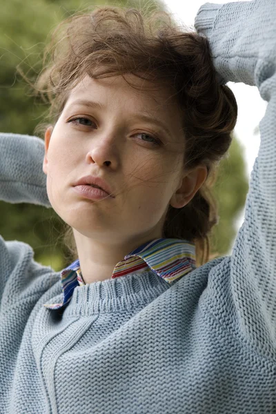 Jovem mulher na floresta. — Fotografia de Stock