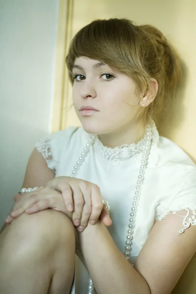 Portrait de jeune fille attrayante avec des perles de verre — Photo