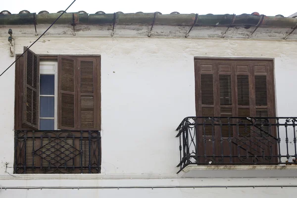 Braunes Fenster in einer weiß gewaschenen Wand — Stockfoto