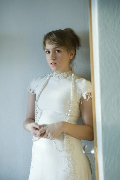Портрет молодой привлекательной девушки со стеклянными бусами — стоковое фото