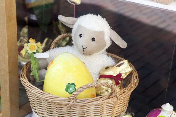 Paskalya için dekore pencere alışveriş bol — Stok fotoğraf