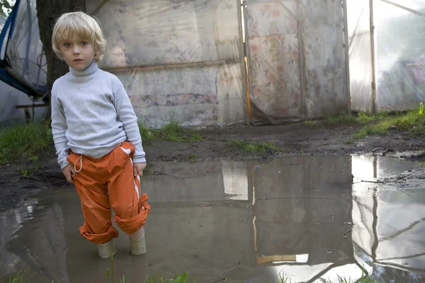 Su birikintisindeki çocuk — Stok fotoğraf