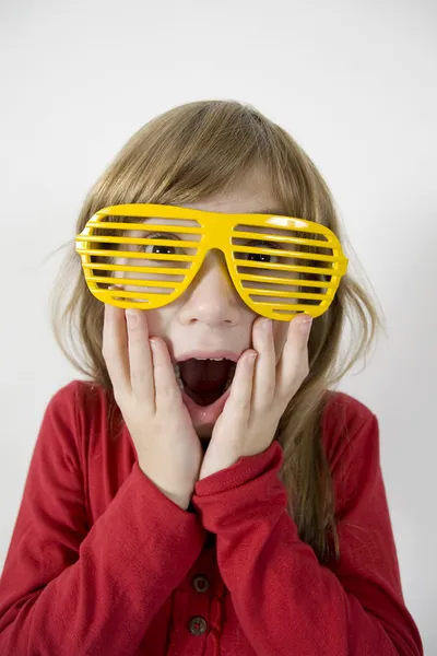 Meisje in gele zon glazen — Stockfoto