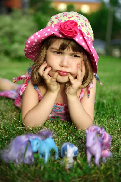 Jeune fille couchée sur l'herbe — Photo