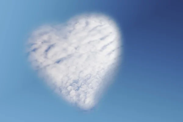 Corazón en el cielo azul — Foto de Stock