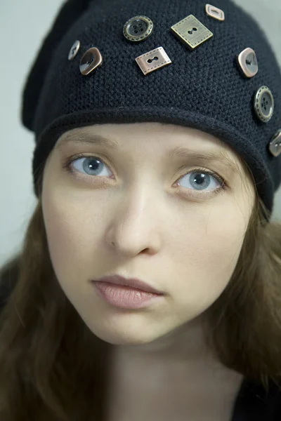 Retrato joven chica atractiva con el pelo largo y los ojos azules — Foto de Stock