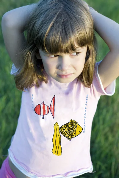 Trochę zamyślony ładny dziewczyna sześć lat — Zdjęcie stockowe